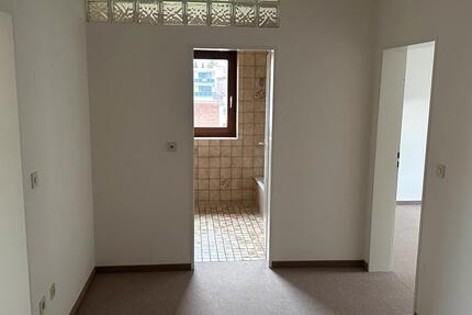 60 qm - City - Balkon - Stellplatz - Keller - Badewanne 2 zimmer