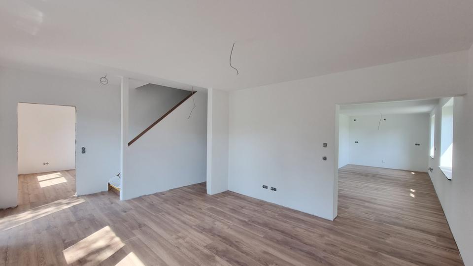 Moderne Wohnung mit dem Wohngefühl einer Doppelhaushälfte – Erstbezug nach Sanierung! zimmer